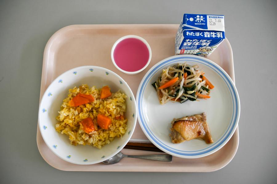 給食盛り付け