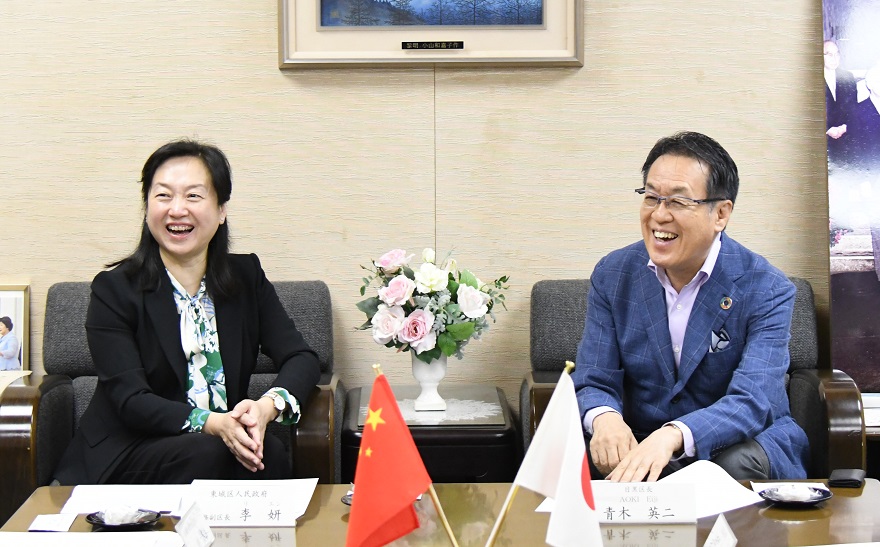 李常務副区長と目黒区長の写真