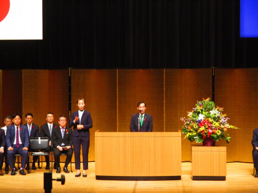 区議会議長の祝辞の様子
