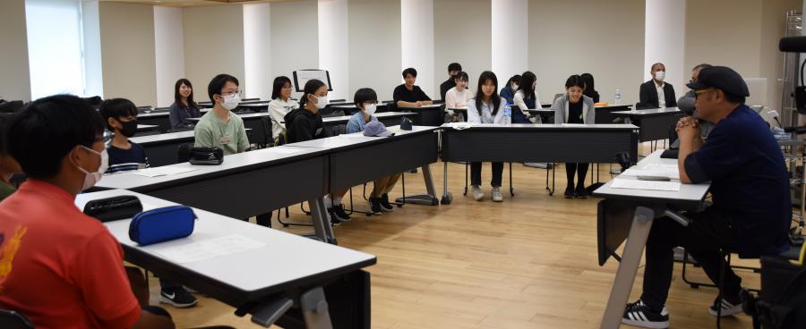 中西さんの前に着席するワークショップ参加生徒