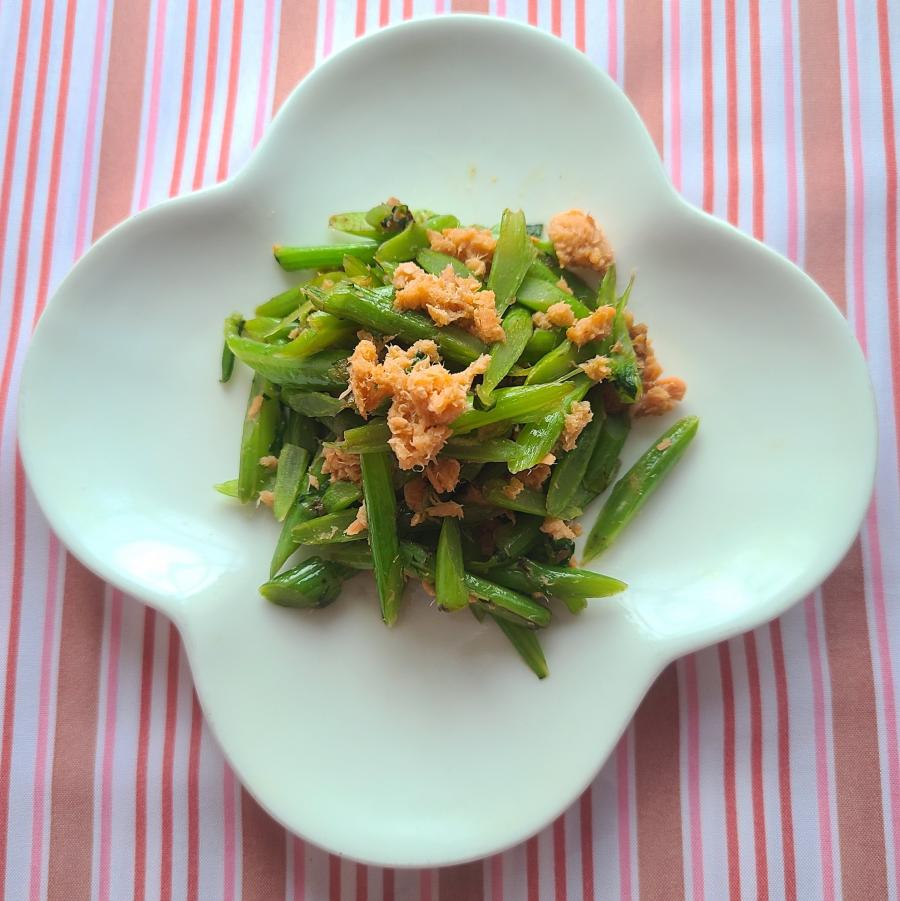 さけと春菊の茎のバター炒め