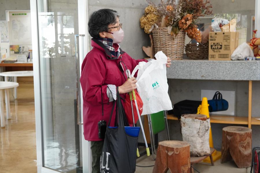 ゴミ拾いの説明をする講師