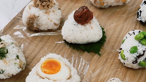 ほおばる　おにぎり