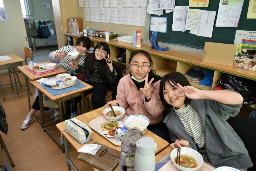 4人