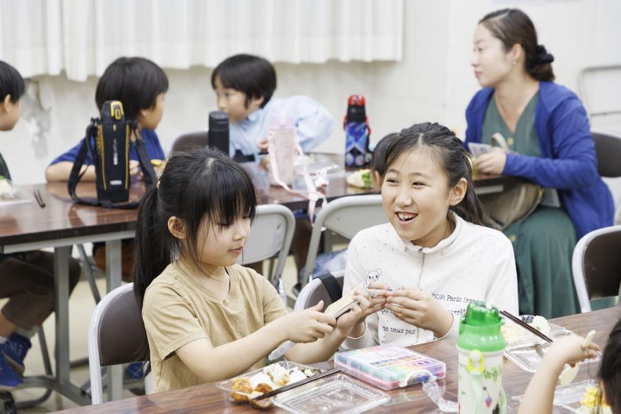 すずめ食堂で食事をする子どもと保護者