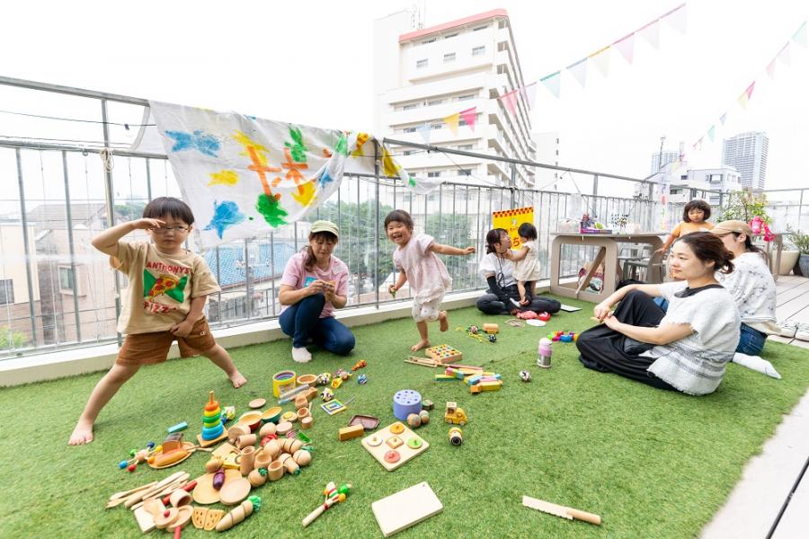 おやこカフェ（テラスで遊ぶ様子）