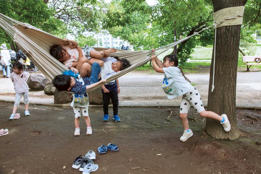 ハンモックを大きく揺らしダイナミックに遊ぶ子どもたち
