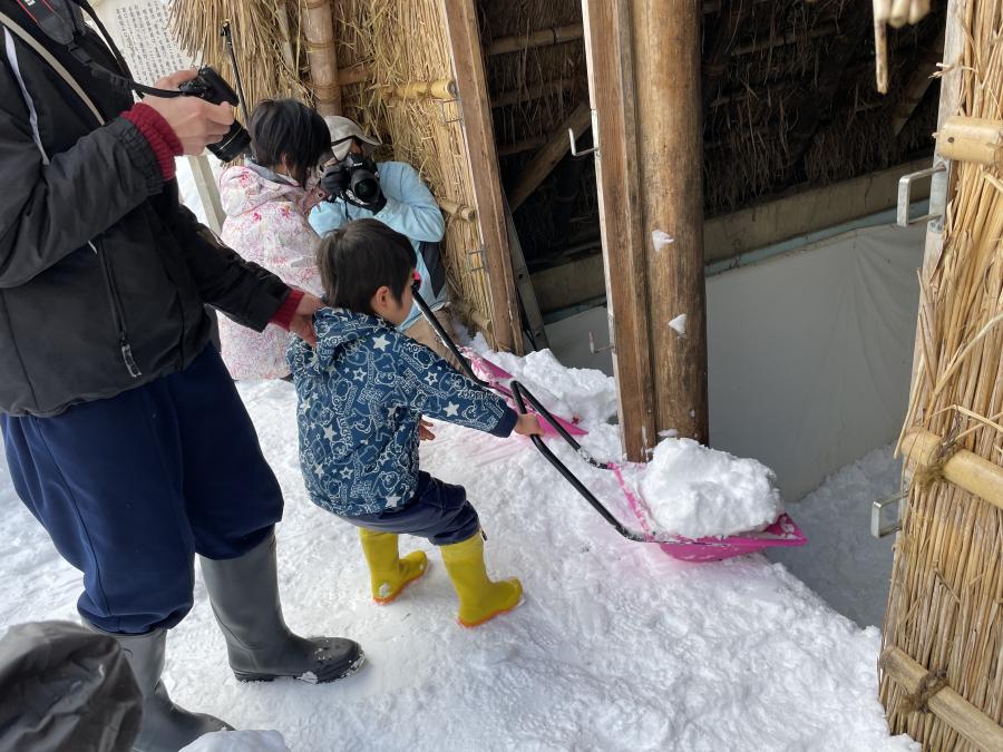 子ども達も氷室の仕込みを行っている写真