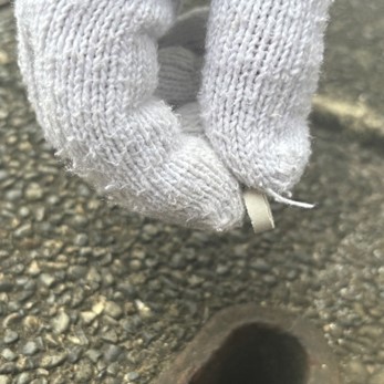 薬剤を雨水マスに投入する写真