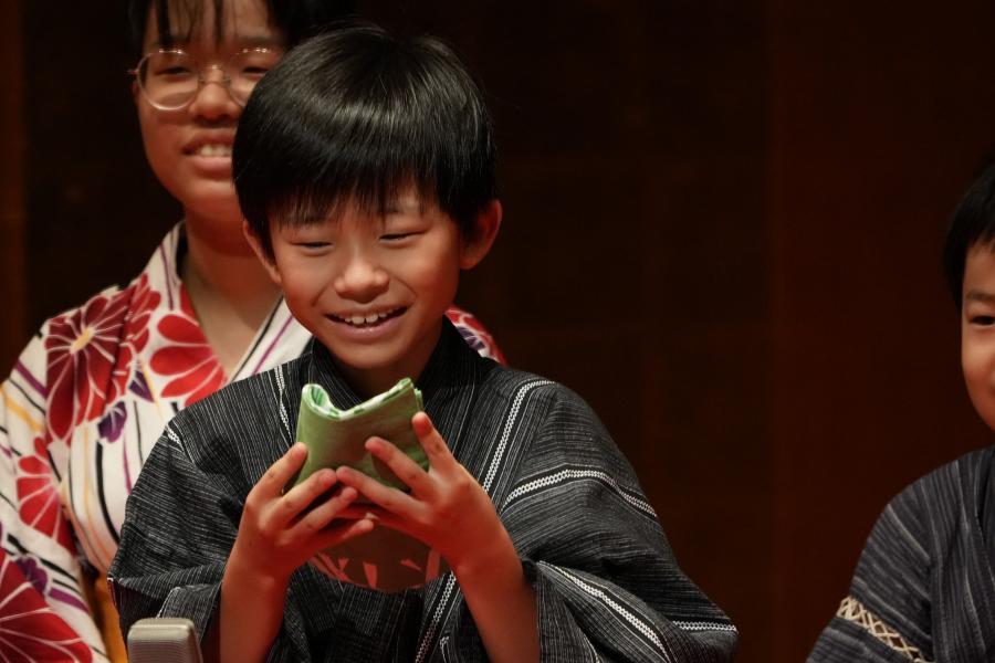 らくご笑学校の生徒による小話の様子