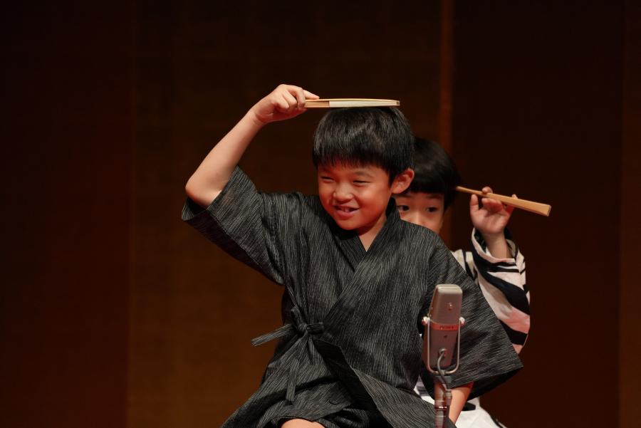 らくご笑学校の生徒による小話の様子2