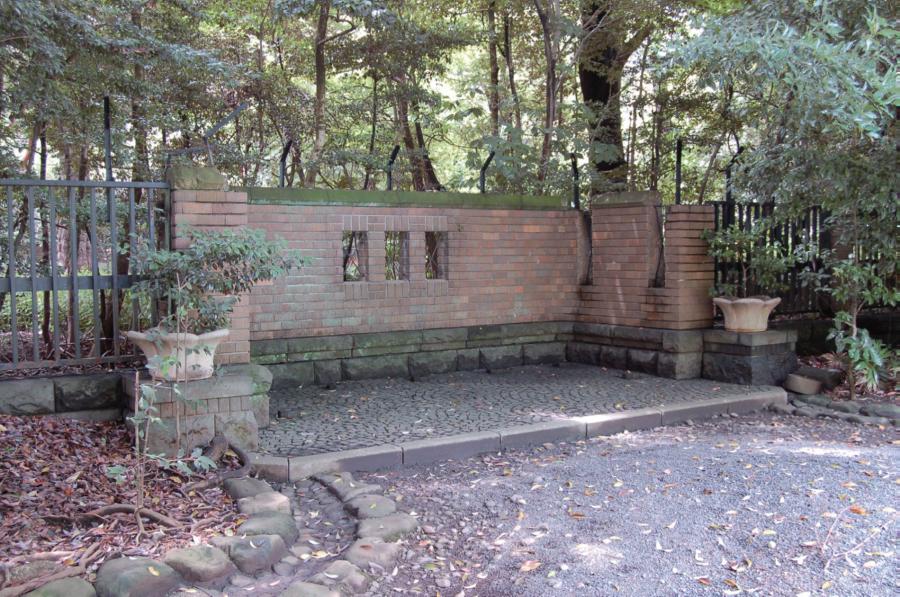 洋館庭門および塀の写真