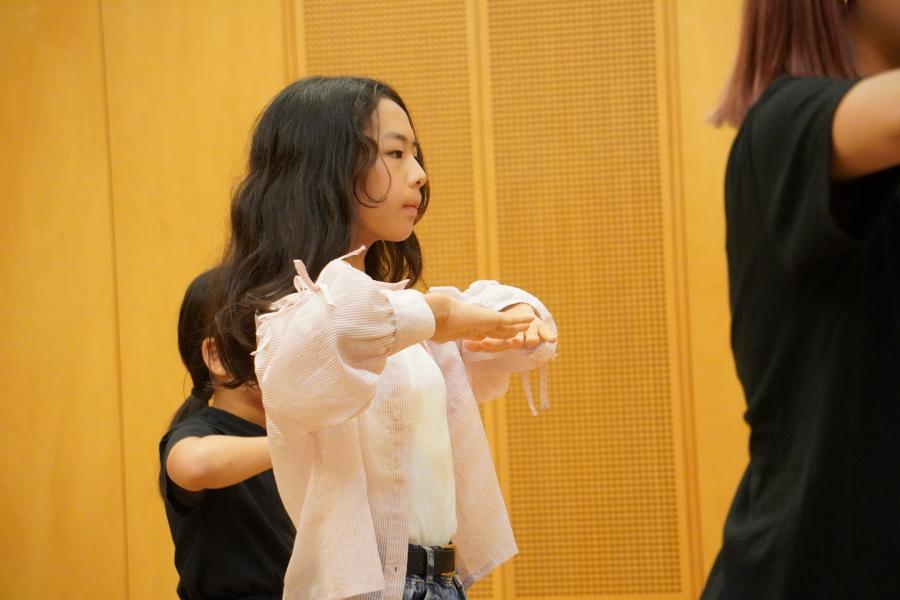キッズクラスの参加者が踊る様子