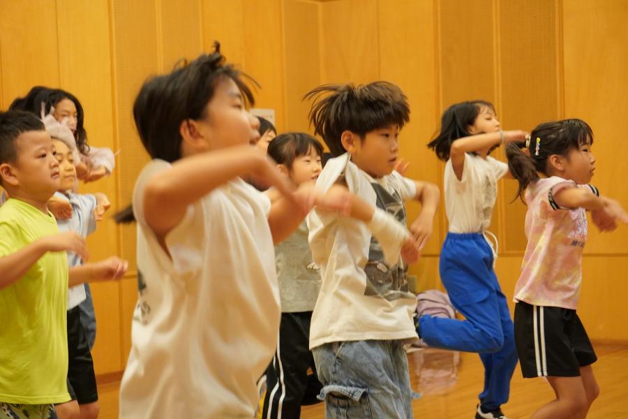 キッズクラスの参加者が踊る様子3