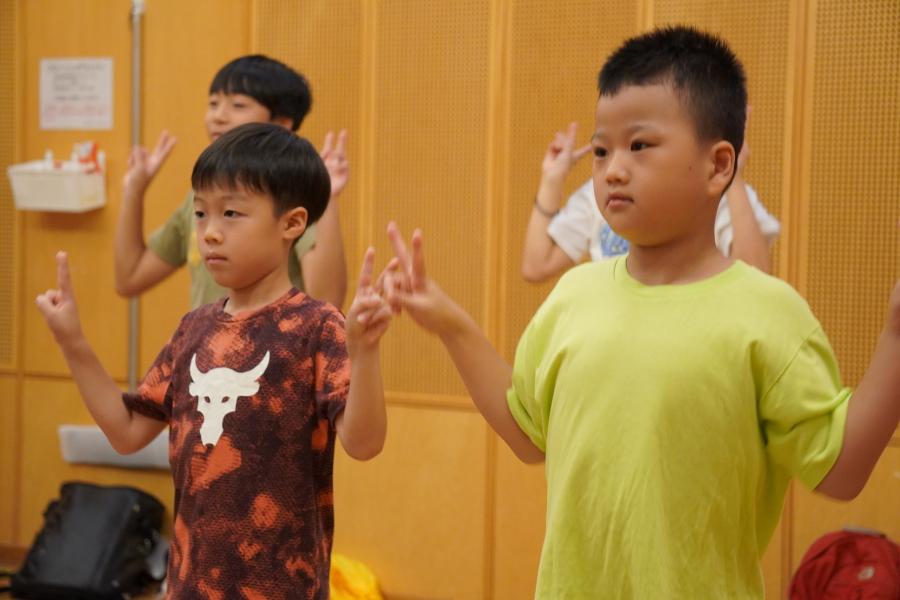 キッズクラスの参加者が踊る様子4