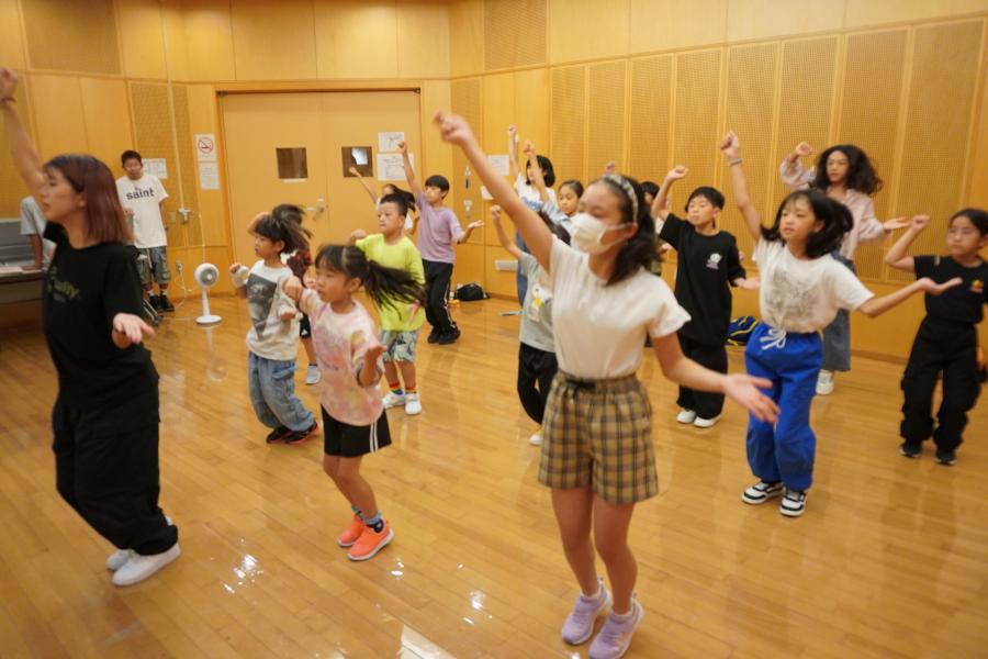 キッズクラスの参加者が踊る様子5