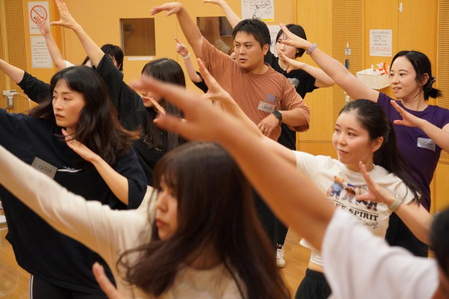ミドルクラスの参加者が踊る様子