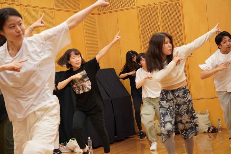 ミドルクラスの参加者が踊る様子2