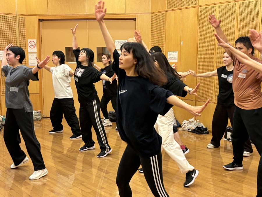 ミドルクラスの参加者が踊る様子3