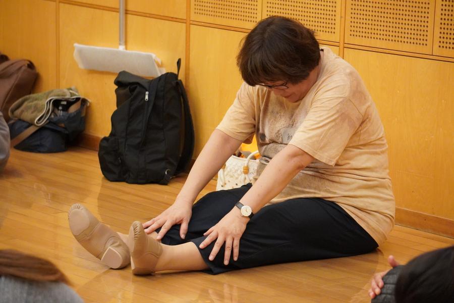 シニアクラスの参加者がストレッチをする様子
