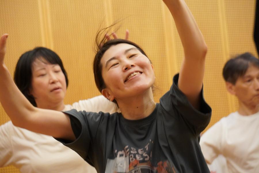 シニアクラスの参加者が踊る様子2