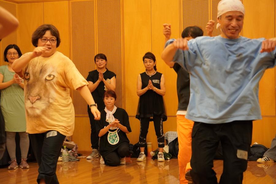 シニアクラスの参加者が踊る様子3
