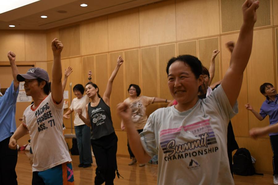 シニアクラスの参加者が踊る様子4