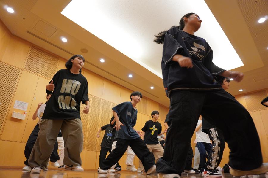 ヤングクラスの参加者が踊る様子