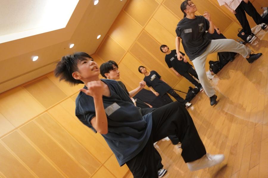 ヤングクラスの参加者が踊る様子