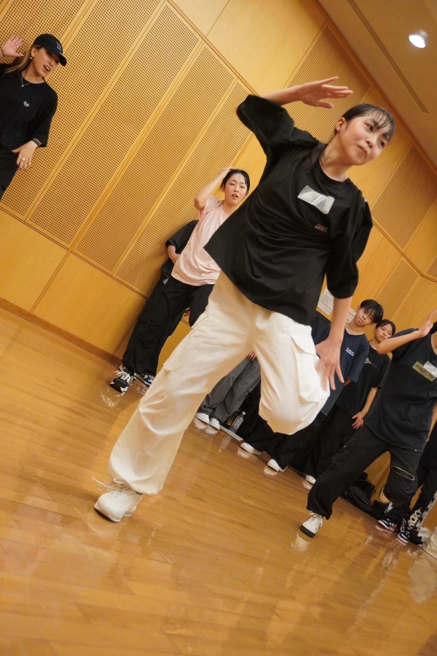 ヤングクラスの参加者が踊る様子2