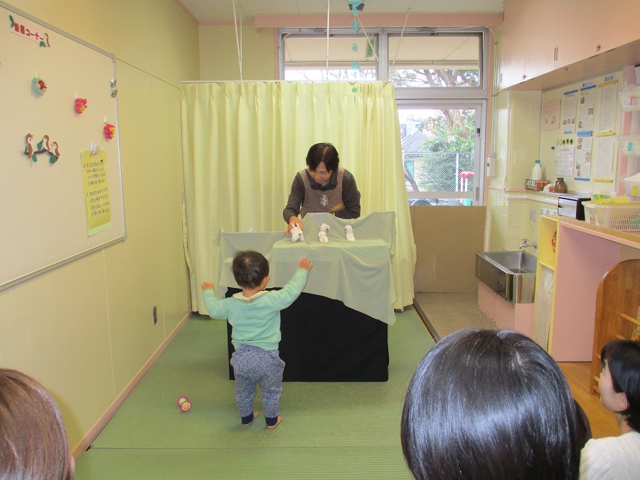 人形遊びをしている様子