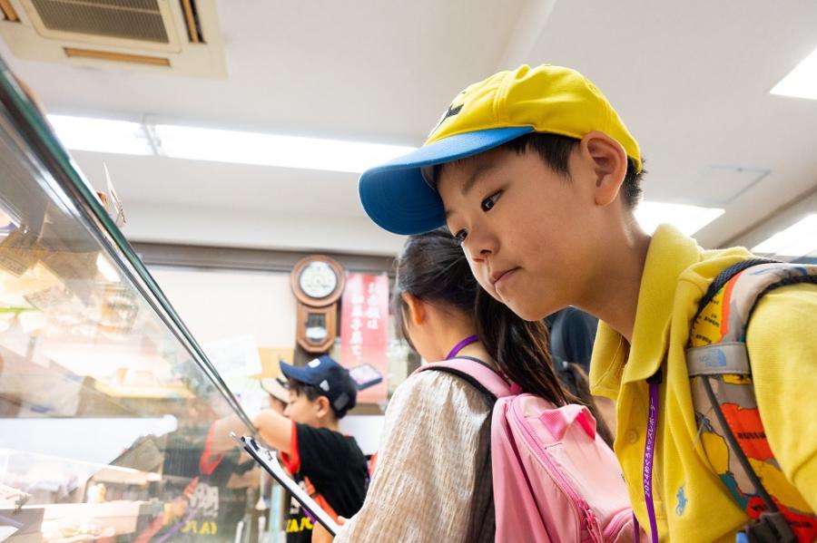 ショーウインドーを見つめる子ども