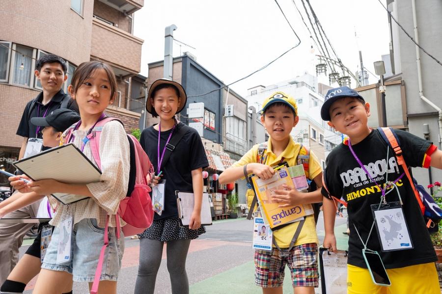 商店街を歩く子どもたち