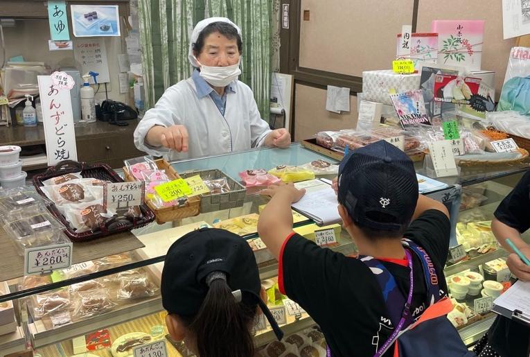 説明を受ける子どもたち
