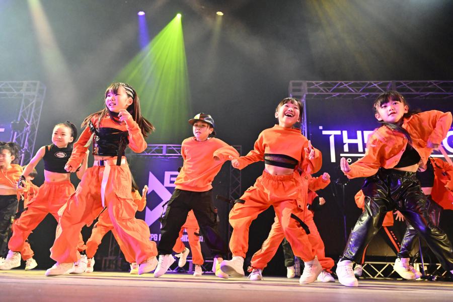 ダンスパフォーマンスをする子どもの画像
