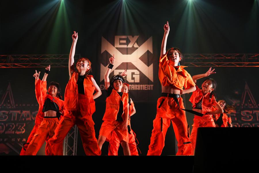 ダンスパフォーマンスをする青年の画像