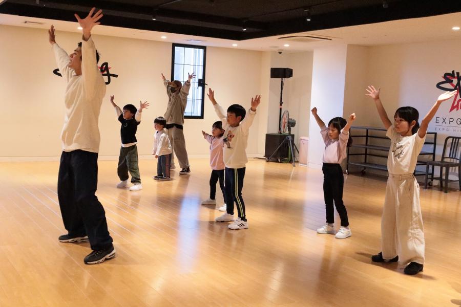 ダンスワークショップを行う講師と子どもの画像