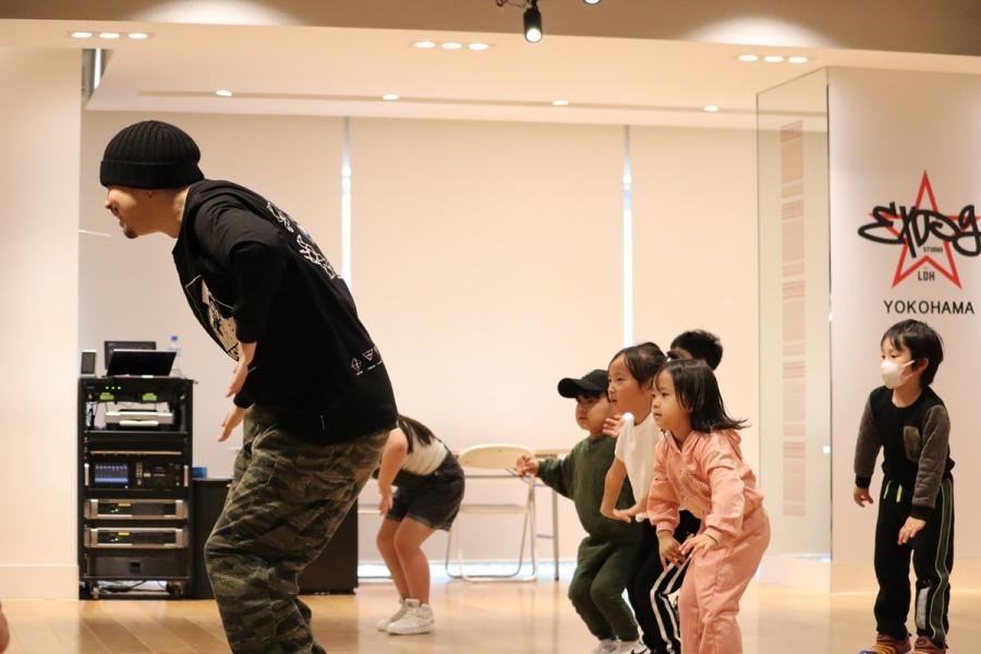ダンスワークショップを行う講師と子どもの画像