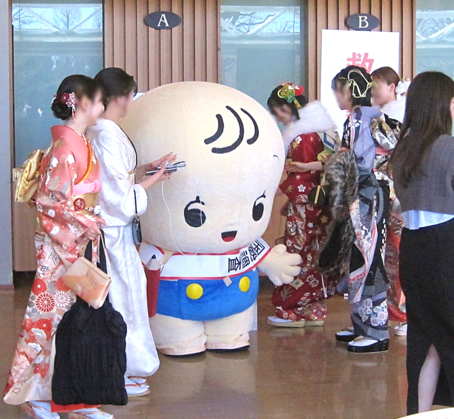 センサスくんと振袖を着た新成人