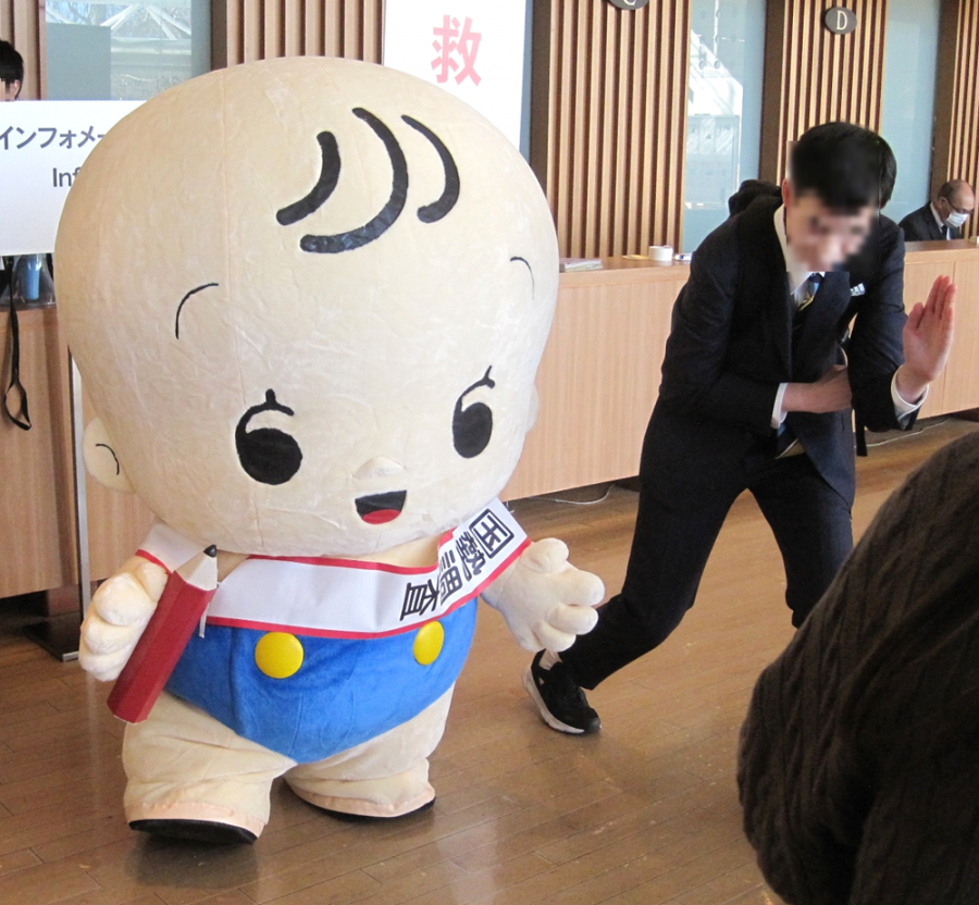 センサスくんとスーツを着た新成人