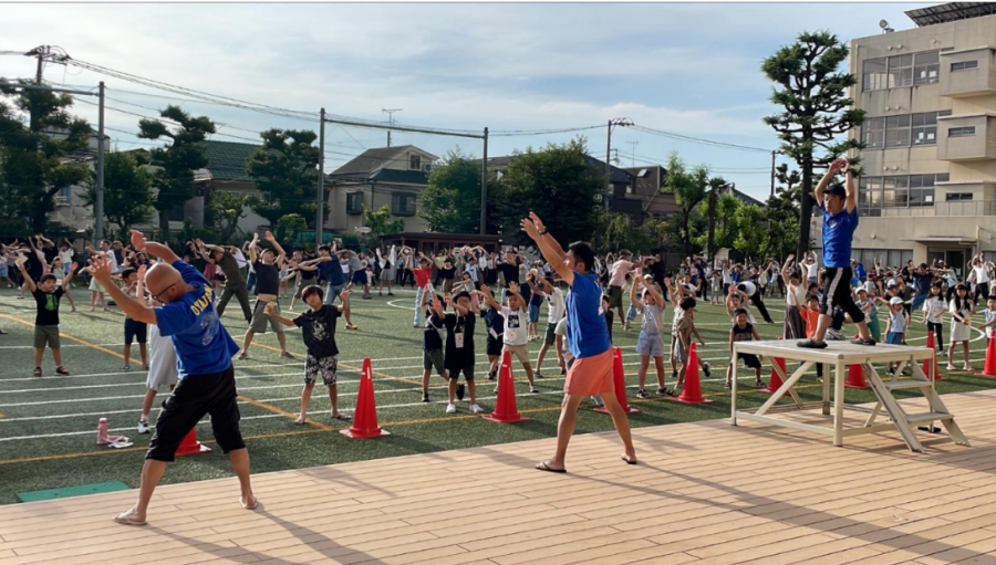 大勢の参加者が参加したラジオ体操の様子