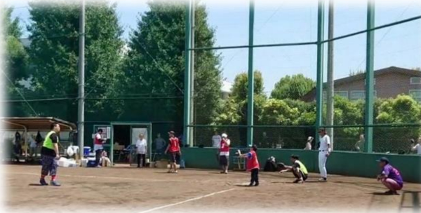 碑文谷公園でソフトボールをする写真