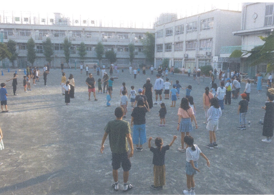 校庭でラジオ体操をする様子