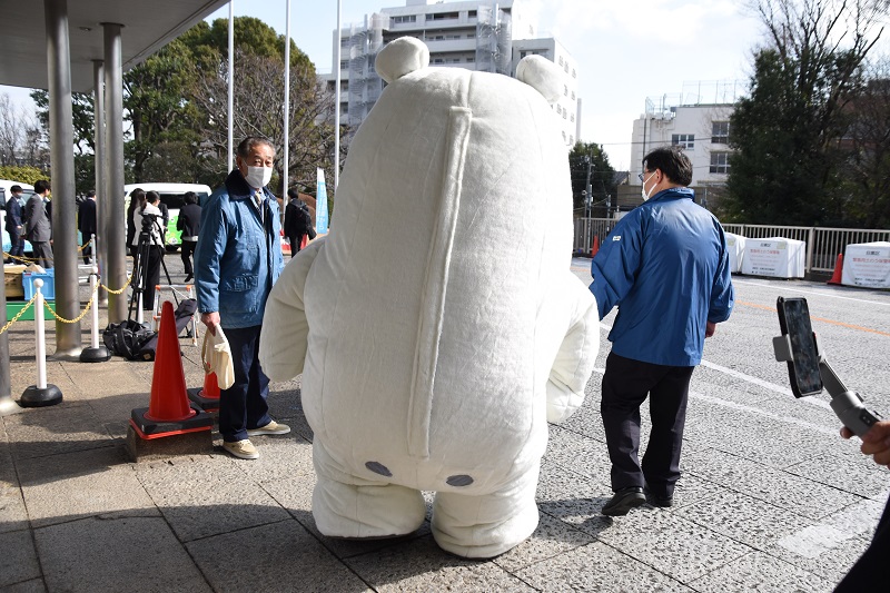 しろくまフロートくんの後ろ姿