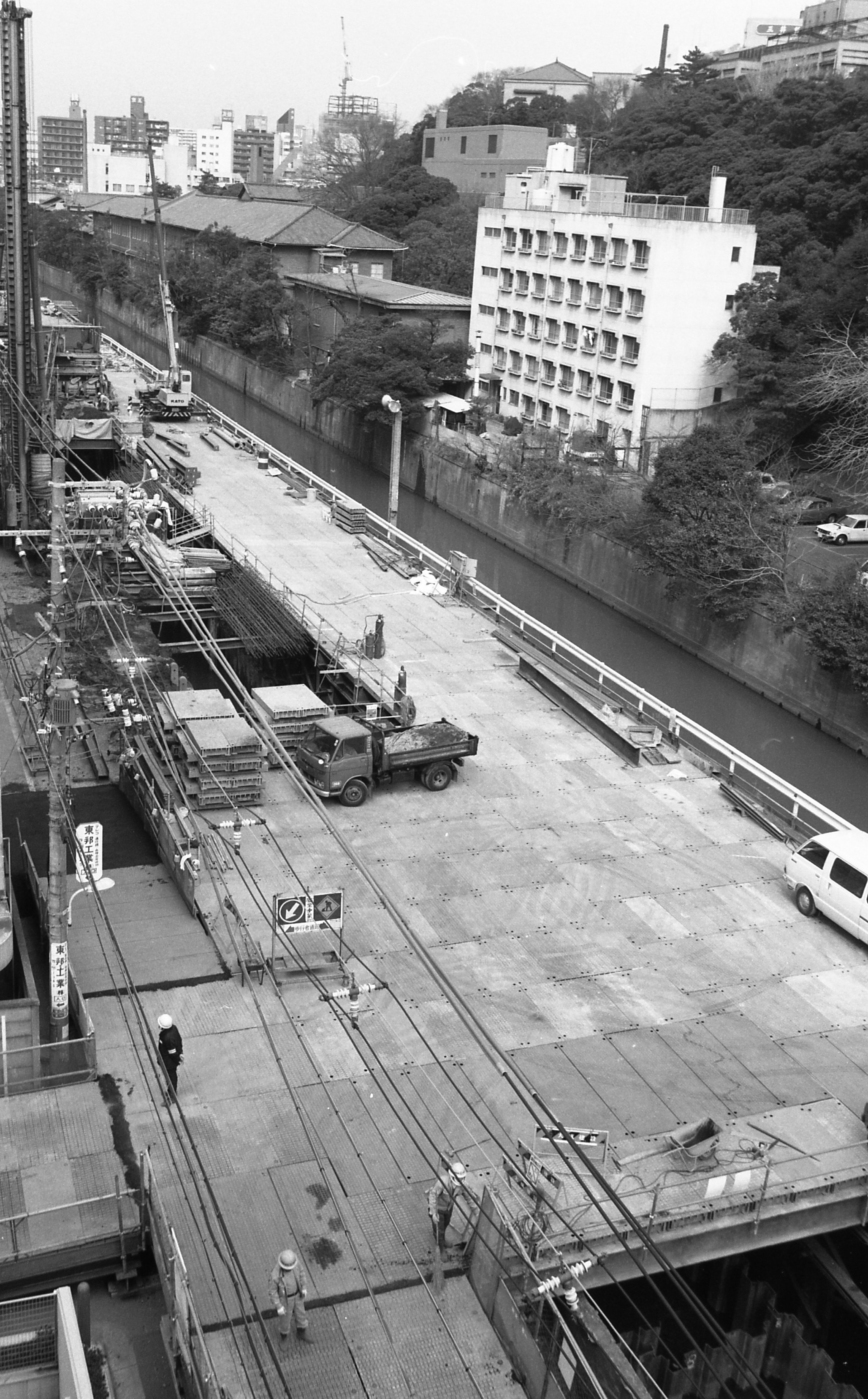 昭和57年2月の目黒川改修工事の縦写真