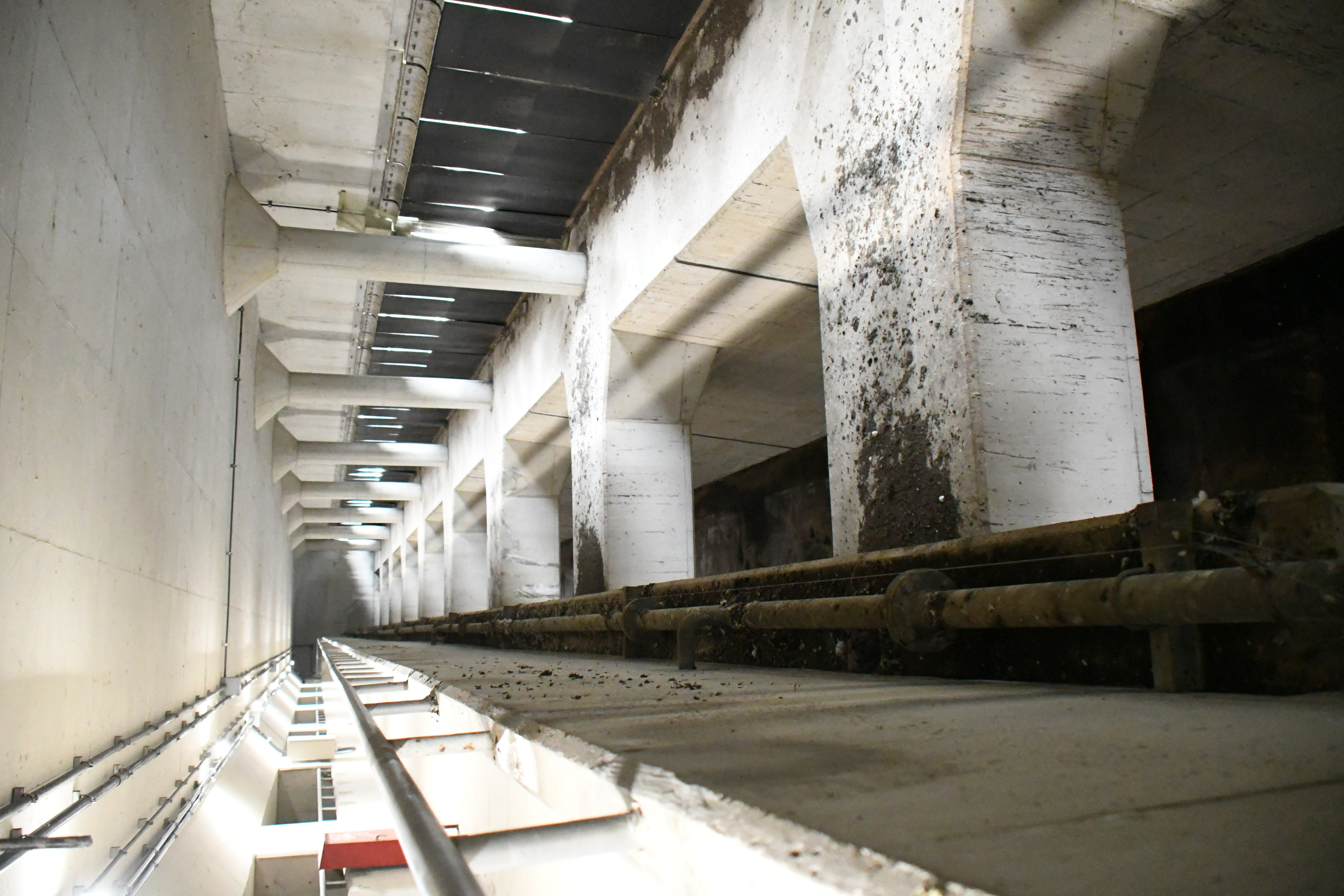 調節池内部から見た堰