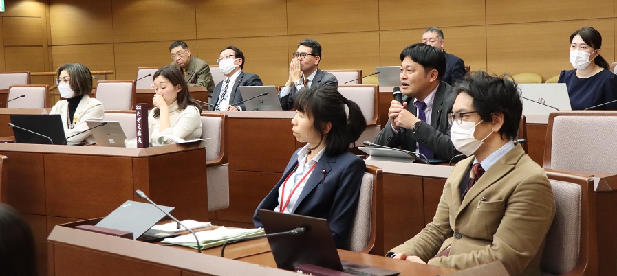 質問する議員