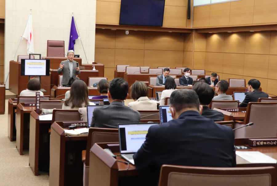 熱心に話を聞く区議会議員