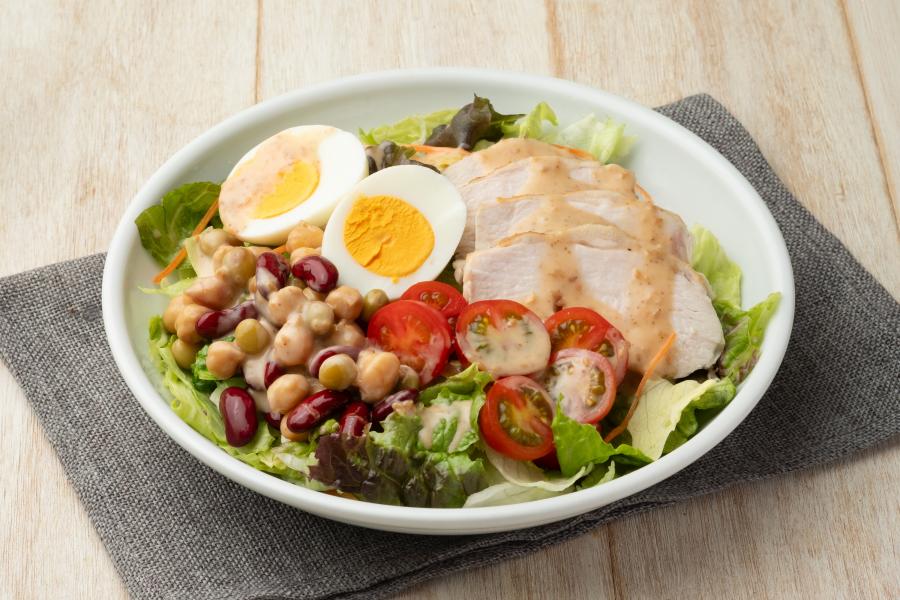 彩り野菜とチキンのサラダボウル