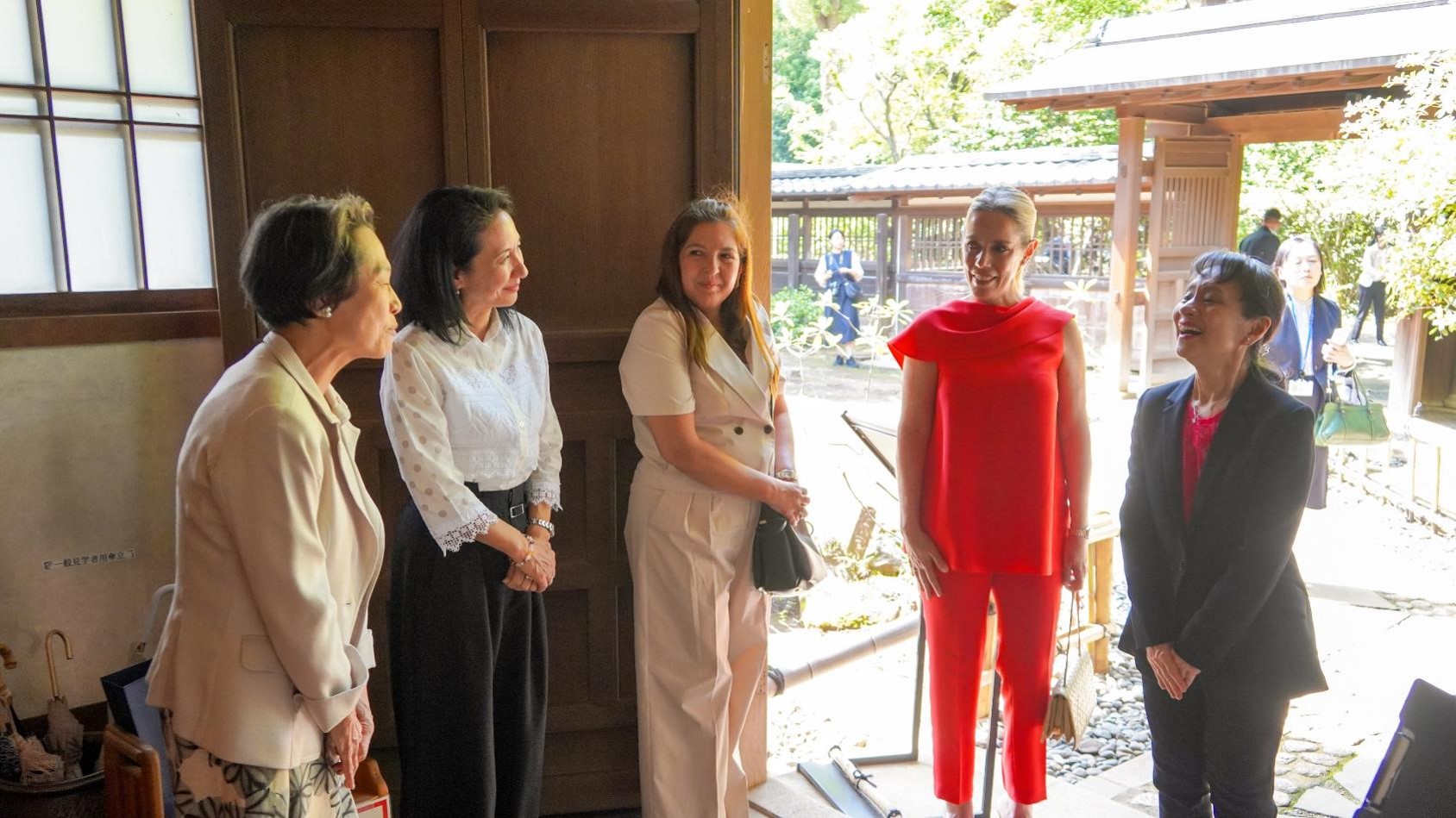 玄関での集合写真